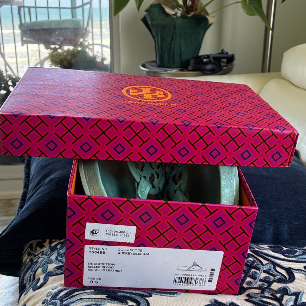 Tory Burch Mint Green Logo Thong Sandals - Picture 8 of 8